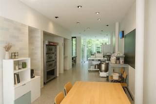 <h2><span>Instapklare handelsruimte vlakbij station, kantoren en stadscentrum.</span></h2><p><span>Klaar om te ondernemen zonder zorgen?</span></p><p><span>Ontdek deze </span><span>moderne en instapklare handelsruimte</span><span> van 66,20 m² op het gelijkvloers en 34,17 m² op -1 niveau, perfect gelegen in een dynamische en opgewaardeerde buurt van Mechelen. Dankzij de centrale ligging nabij het station, kantoren en het bruisende stadscentrum biedt dit pand een unieke kans voor ondernemers met ambitie.</span></p><h3><span>Troeven:</span></h3><ul><li><span>Veelzijdige mogelijkheden</span><span>: Geschikt voor uiteenlopende uitbatingen van horeca, koffiebar, broodjeszaak of take-away tot kantoor of winkelruimte.</span></li><li><span>Instapklaar en modern</span><span>: De ruimte is afgewerkt met kwaliteitsvolle materialen, moderne verlichting en een strakke vloerbekleding. U kan meteen starten zonder grote verbouwingen.</span></li><li><span>Optimale ligging</span><span>: Op wandelafstand van het station en omringd door kantoren en nieuwe projecten. Ideaal om een vast klantenbestand op te bouwen.</span></li><li><span>Verdieping -1</span><span>: Extra opslagruimtes, toiletten met lavaob en een functionele (was)ruimte.</span></li><li><span>Extra meerwaarde</span><span>: Achteraan geniet u van een groene en rustige buitenzone ideaal als pauzeplek of voor een creatieve invulling.</span></li></ul><h3><span>Waarom kiezen voor deze handelsruimte?</span></h3><p><span>Dit pand combineert </span><span>zichtbaarheid, bereikbaarheid en veelzijdigheid</span><span> met een frisse en hedendaagse uitstraling. In een buurt die volop in ontwikkeling is, krijgt u de kans om mee te groeien met de stad en uw zaak te vestigen op een toplocatie.</span></p>