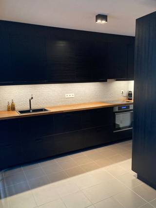 Instapklaar gelijkvloers appartement te koop in centrum Beerzel – 89m² mét autostaanplaats<br /><br />Residentie Jan de Cordes – Diepestraat 2 bus 4, 2580 Beerzel<br /><br />Vraagprijs: €299 000<br /><br />Instapklaar gelijkvloers appartement te koop met ondergrondse autostaanplaats in centrum Beerzel.<br /><br />Indeling: <br />Je komt binnen via de ruime inkomhal, die toegang geeft tot alle ruimtes. Het appartement beschikt over twee slaapkamers, een badkamer, een apart toilet en een handige berging. De volledig ingerichte keuken sluit mooi aan op de gezellige woonkamer, die dankzij de grote ramen geniet van veel natuurlijk licht. Via de leefruimte krijg je toegang tot het zonnige (zuidgericht) terrasje, waar je heerlijk kan ontspannen.<br /><br />Heb je interesse of vragen? Neem dan gerust contact op met mij (Sarah Van Rompaey +32 497 92 98 36)<br /><br />Praktische info:<br />Adres: Residentie Jan de Cordes – Diepestraat 2 bus 4, 2580 Beerzel<br />Vraagprijs: €299 000<br />Oppervlakte: 89m²<br />Woonkamer<br />Aantal slaapkamers: 2<br />Aantal badkamers: 1<br />Apart toilet<br />Berging<br />Terras<br />Ondergrondse autostaanplaats<br />Bouwjaar: 2018