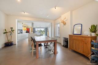 <p>Deze ruime, gerenoveerde woning bevindt zich in het gezellige Herdersem, op een steenworp van Aalst.<br />Op de gelijkvloerse verdieping worden authentieke sfeerelementen, zoals de Italiaanse tegels in de inkomhal, harmonieus gecombineerd met hedendaags comfort en een overvloed aan natuurlijke lichtinval.<br /><br />De inkomhal biedt toegang tot een afzonderlijke bureauruimte, die momenteel is ingericht als speelhoek. Verder beschikt deze verdieping over een ruime eetplaats, een moderne keuken en een gezellige leefruimte met een prachtig zicht op en rechtstreekse toegang tot de tuin. Een apart gastentoilet en een praktische wasruimte maken het geheel compleet.<br /><br />Naast de woning bevindt zich een ruime oprit met plaats voor minstens 2 wagens.<br />Achteraan nodigt de aangename tuin uit tot heerlijk ontspannen, met een open uitzicht over de achterliggende velden.<br />Op de eerste verdieping bevinden zich een ruime slaapkamer, een kleinere slaapkamer of babykamer, momenteel ingericht als dressing, en een eerste badkamer.<br /><br />Via een vaste trap bereiken we de royale zolderverdieping. Deze is momenteel ingericht als ruime slaapkamer met aansluitende badkamer.<br />Dankzij de beschikbare oppervlakte kan deze verdieping eenvoudig worden opgedeeld, waardoor een extra slaapkamer kan worden gecreëerd.<br /><br />Wie authentieke charme en gezelligheid wil combineren met modern wooncomfort, vindt hier ongetwijfeld zijn droomwoning.</p>