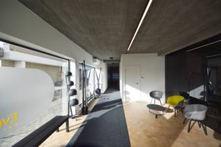 Stijlvol compleet gerenoveerd kantoor of handelspand, gelegen op één van de belangrijkste invalswegen van Aalst. Vanwege haar (zicht)locatie geniet u een vlotte bereikbaarheid richting centrum en de E40. Het pand onderging recent een metamorfose met high-end materialen en is compleet instapklaar (volledig uitgerust met parket, rolluiken aan de achterzijde, ledverlichting, sanitair, douche, airco, kitchenette- Actueel fietsatelier). 
Het gelijkvloers is voorzien van grote raampartijen en heeft een opp. van ca. 170 m². Op die manier wordt er een naadloze overgang tussen binnen en buiten gecreëerd. De maandelijkse huurprijs bedraagt 1.363 euro + 120 euro kosten.  Extra troef is de parkeergelegenheid voor de deur en het Stadspark recht tegenover de deur. Onroerende voorheffing ten laste van de huurder. 
PERSONAL TRAINING EN KINE PRAKTIJK NIET MOGELIJK. 
EPC LABEL C. 
Beschikbaar: 01 mei 2026 of ev. vroeger in onderling overleg. 
Benieuwd naar dit bedrijfsvastgoed te huur regio Aalst op de Parklaan? Contacteer stephanie@immodelestre.be of 0474 33 27 85
