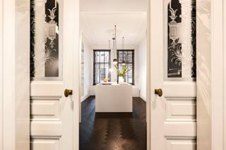 Prachtig gerenoveerd herenhuis met tuin!Gelegen aan één van de mooiste en gemoedelijke straten van Antwerpen-Zuid, bevindt zich dit karaktervolle...