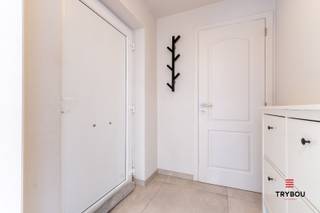 Bent u op zoek naar een alleenstaande woning met veel ruimte, privacy en tal van mogelijkheden? Dan is deze open bebouwing in de Mosselstraat 10 te Houthulst beslist een bezoek waard.<br /><br />De woning bevindt zich op een uitzonderlijk groot perceel, een absolute troef voor wie houdt van ruimte. Er is mogelijkheid om nog een loods te bouwen, ideaal voor zelfstandigen.<br /><br />Binnenin geniet u van een ruime inkomhal met toilet, een lichtrijke leefruimte met stijlvolle ingebouwde kasten, een open keuken die naadloos aansluit op de leefruimte met een groot kookeiland, ingebouwde toestellen en voldoende kastruimte. Naast de keuken is er een berging met ingemaakte kasten. <br /><br />Op de verdieping beschikt de woning over vier volwaardige slaapkamers, een badkamer met ligbad en een dubbele wastafel. Buiten geniet u van een ruim terras wat zorgt voor privacy. Het perceel is ook volledig afgesloten met een poort. <br /><br />Troeven van deze woning:<br /><br />- Open bebouwing op een uitzonderlijk groot perceel van 1601m²<br />- Mogelijkheid tot het bouwen van een loods<br />- Lichtrijke leefruimte met ingebouwde kasten<br />- Open keuken<br />- 4 volwaardige slaapkamers<br />- Badkamer met ligbad en dubbele wastafel<br />- Ruim terras<br />- Zonnepanelen<br />- Volledig afgesloten met een poort voor extra privacy<br /><br /><br />📞 Interesse? Contacteer Thijs, Friedel of Nina:<br />📲 051 57 54 61<br />📧 thijs@grouptrybou.be | friedel@grouptrybou.be | nina@grouptrybou.be