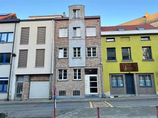 Practical one-bedroom apartment within walking distance to stores, restaurants, the Herb Garden, schools, and public transportation.Discover...