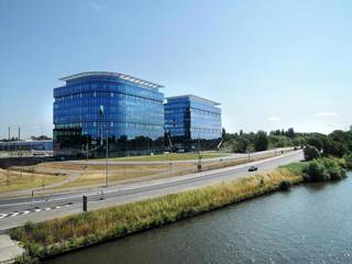 Deux immeubles de bureaux situés à la jonction E40/E17/R4. La visibilité, la qualité et la durabilité sont la clé du nouveau projet. Les deux bâtiments sont construits en utilisant les plus récentes et les plus innovantes techniques et ont reçu le «BREEAM Excellent" certificat. Le bâtiment a une surface de 13 511 m². L'autre est la plus grande construction avec 14 778 m². Le shopping et les restaurants sur le site contribuent à un environnement de travail agréable.<br />Parking IN: 1.250 €/emplacement/an<br />Parking OUT: 1.300 €/emplacement/an