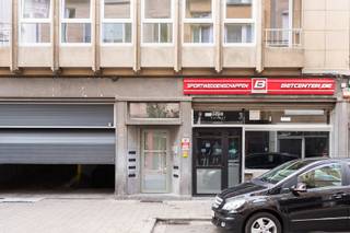 Dit veelzijdige handelsgelijkvloers van +/- 75m² met volwaardige kelder van +/- 65m² gelegen in de Diepestraat is omgeven door tal van andere handelszaken, wat bijdraagt aan een levendige commerciële uitstraling.<br /><br />Het pand beschikt over een ruime handelsruimte met een praktische en open indeling, waardoor het geschikt is voor uiteenlopende activiteiten. Dankzij de grote etalage geniet het pand van veel natuurlijke lichtinval en een uitstekende visibiliteit voor voorbijgangers. Het pand is voorzien van sanitair en een ruime kelder. <br /><br />Interesse? Neem gerust contact op voor meer informatie of een bezoek ter plaatse.