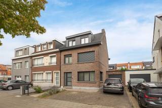 <p><span>Op een uitstekende locatie nabij winkels, scholen en met een goede bereikbaarheid naar Antwerpen via het openbaar vervoer of de fietsbrug bieden wij u deze gerenoveerde HOB.</span></p><p><span>Deze oerdegelijke gezinswoning beschikt over een mooi woonvolume en een goede indeling met 4 volwaardige slaapkamers.</span></p><p><span>Verder is er een grote oprit met garage voorzien waardoor u hier over heel wat parkeergelegenheid beschikt. </span></p><p><span>Alle hedendaags comfort is voorzien zoals onder meer 2 toiletten, een grote leefkeuken met eetplaats en een smaakvol gerenoveerde badkamer met inloopdouche.</span></p><p><span>Energetisch is er geïnvesteerd in nieuwe ramen met driedubbele beglazing, een condensatieketel op gas en een gerenoveerd dak met isolatie.</span></p><p><span>Ook op recreatief vlak kom je hier aan je trekken met het nabijgelegen Runcoortpark en sportcentrum De Rode Loop.</span></p><p><span>Kortom dit huis biedt heel wat troeven en is zeker een bezoek waard.</span></p><p><span>Boek dus snel uw afspraak en kom zeker niet TE LAET</span></p>