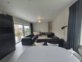 Gerenoveerde villa gelegen in een residentiële wijk.Gelegen vlakbij het industriepark van Haasrode, Leuven en de snelweg E40.Alle leefbare ruimtes...