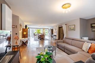 <p><span>Op een uitermate gegeerde locatie, op wandelafstand van het stadspark en het centrum van Aalst, bevindt zich dit bijzonder ruime en stijlvolle appartement in een kleinschalige residentie uit 1996. Een uitzonderlijke woonplek waar ruimte, comfort, privacy en een groene omgeving op harmonieuze wijze samenkomen.</span></p><p><span> </span></p><p><span>Met een indrukwekkende woonoppervlakte van 183 m² biedt dit appartement een bijzonder genereuze leefomgeving. De royale leefruimte vormt het hart van de woning en wordt gekenmerkt door een elegante parketvloer, aangename lichtinval en een prachtig, rustgevend zicht op het achterliggende bos. Vanuit de leefruimte is er bovendien toegang tot het ruime zuidgerichte terras van 17 m², waar u in alle rust kunt genieten van de zon en het omliggende groen.</span></p><p><span> </span></p><p><span>De ruime, stijlvol ingerichte keuken sluit naadloos aan bij de leefruimte en beschikt over alle nodige comfort voor wie graag uitgebreid kookt en gasten ontvangt. De nachthal leidt naar drie volwaardige slaapkamers, waardoor dit appartement zowel voor een gezin als voor wie op zoek is naar royale leef- en werkruimte bijzonder geschikt is.</span></p><p><span> </span></p><p><span>De luxueus ingerichte badkamer vormt een extra troef en beschikt over zowel een ligbad als een afzonderlijke douche en een lavabo. Daarnaast zijn er twee toiletten en twee praktische bergingen, die zorgen voor extra comfort en een optimale organisatie van de woonruimte.</span></p><p><span> </span></p><p><span>Als bijkomende mogelijkheid kan een ruime garagebox worden aangekocht voor € 35.000.</span></p><p><span> </span></p><p><span>Een zeldzame combinatie van royale woonoppervlakte, een hoogwaardige uitstraling, een zonnig terras en een bijzonder groen uitzicht, dit alles op een absolute topligging nabij het centrum van Aalst. Een appartement met ruimte en allure, voor wie nét dat tikkeltje meer verlangt.</span></p><p><span> </span></p><p><span>Voor meer informatie en/of een bezoek, contacteert u Didier op het nummer 0476/ 73. 17. 99.</span></p><p><span> </span></p><p><span> </span></p><p><span> </span></p><p><span> </span></p>