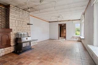 Welkom in de Verhoogstraat 5 in het charmante Serskamp, een woning met bijzonder veel potentieel voor wie op zoek is naar een renovatieproject en droomt van een thuis die volledig naar eigen wensen kan worden vormgegeven. Ben jij de persoon die deze woning een tweede leven zal geven?<br /><br />INDELING:<br />Gelijkvloers:<br />- Inkomhal<br />- Leefruimte<br />- Keuken<br />- Badkamer<br />- Berging<br />- Garage<br /><br />Eerste verdiep:<br />- 2 Slaapkamers<br /><br />Zolder<br />- Bergruimte dat kan ingekleed worden als extra slaapkamer<br /><br />Troeven:<br />- Veel potentieel<br />- Aangename tuin<br />- Rustige locatie<br />- Inpandige garage<br /><br />Wens jij een bezoek of wens je meer informatie?<br />Contacteer Mitch via mitch.goossens@albert.immo of via 0470 36 11 85<br /><br />Bij Albert kom je thuis!