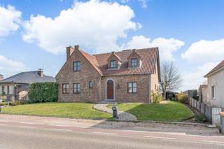 IN OPTIE - Deze aantrekkelijke woning met een opvallend statige gevel is gelegen langs Holt ter hoogte van nummer 33, op enkele honderden meters...