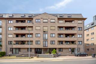 <p>Situé dans un quartier résidentiel calme et recherché à proximité de Louvain, cet appartement prêt à emménager d'environ 109 m² offre une combinaison idéale d'espace, de confort et d'efficacité énergétique. À quelques minutes du Domaine Provincial de Kessel-Lo, du centre historique de Louvain et des principaux axes routiers, il bénéficie d'un emplacement particulièrement attractif.</p><p>Dès l'entrée, vous découvrez un hall spacieux donnant accès à un séjour lumineux grâce aux grandes baies vitrées. Cet espace de vie s'ouvre directement sur une première terrasse. À l'arrière, une seconde terrasse offre une agréable vue dégagée sur les arbres, garantissant calme et intimité.</p><p>La cuisine, entièrement rénovée en 2023, est équipée d'appareils de qualité et répond parfaitement aux exigences actuelles. Son aménagement fonctionnel séduira les amateurs de cuisine et de convivialité.</p><p>L'appartement comprend trois chambres spacieuses, idéales pour une famille, un bureau à domicile ou une chambre d'amis. Les volumes généreux permettent une grande flexibilité d'aménagement.</p><p>Ces dernières années, plusieurs investissements importants ont été réalisés afin d'améliorer les performances énergétiques. Toutes les fenêtres ont été remplacées en 2023 par du double vitrage à haut rendement avec volets électriques. Des unités de climatisation récentes assurent également un confort optimal durant les périodes estivales.</p><p>Le bien comprend en outre un garage privatif ainsi qu'un emplacement de parking privé.</p><p>Grâce à sa proximité des commerces, écoles, transports en commun, infrastructures sportives et du Domaine Provincial de Kessel-Lo, cet appartement constitue un choix idéal pour ceux qui souhaitent vivre au calme tout en restant proches de Louvain.</p><p>Contactez-nous dès aujourd'hui pour découvrir ce bien d'exception.</p>