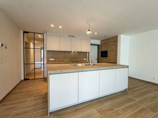 In de Stationsstraat te Bornem bieden wij dit prachtige nieuwbouwappartement op de eerste verdieping aan. Een energiezuinige en kwalitatief afgewerkte woonst waar comfort en hedendaags wonen centraal staan.<br /><br />Bij het betreden van het appartement kom je terecht in de lichtrijke leefruimte met grote raampartijen en een volledig uitgeruste open keuken. De leefruimte geeft rechtstreeks toegang tot het ruime terras, waar je in alle rust kan genieten van een aperitiefje.<br /><br />Verder beschikt het appartement over twee volwaardige slaapkamers, een praktische berging en een moderne badkamer uitgerust met een ruime inloopdouche en lavabo. Daarnaast is er een afzonderlijk toilet aanwezig.<br /><br />Ook op technisch en energetisch vlak is dit appartement volledig uitgerust met de nieuwste technieken. Zo geniet je van vloerverwarming in combinatie met een warmtepomp, een ventilatiesysteem type D en twee zonnepanelen.<br /><br />Daarnaast beschikt het appartement over een aparte fietsenberging. <br /><br />Er is eveneens de mogelijkheid om een autostaanplaats bij te huren voor € 100,00 per maand.<br /><br />De gemeenschappelijke kosten bedragen € 100,00 per maand.<br />Het appartement is beschikbaar vanaf 1 oktober.<br /><br />Het EPC is nog niet beschikbaar (nieuwbouw).<br /><br />Ben je op zoek naar een energiezuinig nieuwbouwappartement?<br />Contacteer ons gerust via bryann@julimmo.be of 0492 86 51 03.