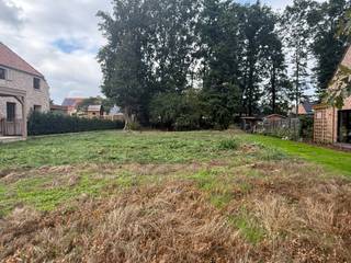 Zeer mooie open bebouwing bouwgrond in een jonge en rustige wijk in een doodlopende straat.
Oppervlakte: 7a81
Breedte aan de straat: 19m
Een mooi vlak en droog stuk in niet-overstromingsgebied.
Nutsvoorzieningen zijn aanwezig.
Bodemattest: OK
Andere documenten ter inzage.
Vlakbij het centrum van Meldert met lokale winkels, apotheker, school enz.
Dicht bij de verkeerswisselaar in Lummen en Halen.
Pachtvrij.
Lot5 op het plannetje.