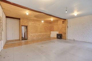 Rez-de-chaussée commercial avec atelier à l’arrière, au cœur d’UccleBâtiment principal côté rue – Composition :À droite : entrée cochère (± 10 m²),...