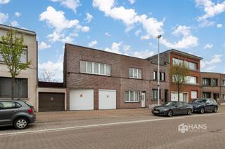 <p><span>De Robianostraat 112 - Borsbeek</span></p><p><span> </span></p><p><span>Ruime woning (191 m²) met 4 slaapkamers, magazijn en tuin (170 m²) in Borsbeek.</span></p><p><span>Deze verrassend ruime woning is gelegen op een goed bereikbare locatie in Borsbeek, met een vlotte verbinding naar de snelweg en het openbaar vervoer. Dé absolute troef? Het indrukwekkende magazijn/dubbele garage van maar liefst 70 m² — ideaal voor zelfstandigen, hobbyisten of wie nood heeft aan extra opslagruimte.</span></p><p><span>De woning werd steeds piekfijn onderhouden en doorheen de jaren deels gerenoveerd, waardoor je hier zonder zorgen kan intrekken. In 2013 is gans de benedenverdieping gerenoveerd, waaronder de keuken, badkamer en vloeren. En in 2021 werd een nieuwe verwarmingsketel geplaatst. Daarnaast werd airconditioning voorzien in de badkamer en één van de slaapkamers. Ook aan duurzaamheid werd gedacht: het dak boven de keuken werd geïsoleerd en het hoofddak is een groendak.</span></p><p><span>Je betreedt de woning via een aparte inkomhal met vestiairekast/bergruimte. Van hieruit kom je in de bijzonder ruime leefruimte met aansluitend de volledig geïnstalleerde leefkeuken, samen goed voor een indrukwekkende oppervlakte van 96 m² — een echte leefruimte met wow-factor.</span></p><p><span>Vanuit de keuken heb je toegang tot het magazijn en een apart gastentoilet. Buiten geniet je van een onderhoudsvriendelijke, noordgerichte tuin, uitgerust met een overdekte buitenkeuken — perfect voor gezellige zomeravonden.</span></p><p><span>Op de bovenverdieping bevinden zich vier volwaardige slaapkamers van 19 m², 11 m², 20 m² en 23 m². De ruime badkamer (11 m²) is voorzien van een inloopdouche, dubbele lavabo, toilet en aansluitingen voor een was- en droogmachine.</span></p><p><span>Ben je op zoek naar een ruime woning met tal van mogelijkheden én een uitzonderlijk magazijn met 1 inrijpoort van 2.50m hoog? Mis deze kans niet! Bewoonbare opp. 191 m² – ref.: bruto vloeropp. Voor meer info of een gratis schatting surf naar </span><span><span>www.hansimmo.be</span></span></p><p><span> </span></p>