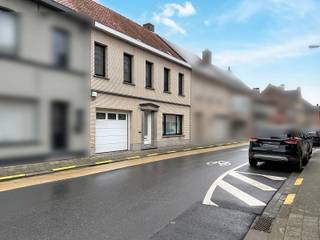 <p>Centraal gelegen woning in het centrum van Kuurne met maar liefst een bruikbare vloeroppervlakte van 311m² bestaande uit een inkomhal, 1<sup>ste</sup> leefruimte met eet-en zithoek, recente en volledig uitgeruste leef keuken met 2de woonkamer die uitgeeft op de grote tuin met aangelegd terras en tuinberging. Via de garage kom je uit op een overdekt terras die toegang biedt naar een polyvalente ruimte/werkplaats van +-50m². Op het verdiep (verder af te werken) zijn 3 slaapkamers, bureel/kinderkamer, nachthal met afzonderlijk toilet, ingerichte badkamer (inloopdouche, ligbad en dubbele wastafel) en een vaste trap naar de ruime zolder die mogelijkheden biedt om af te werken met extra slaapkamers.</p>
<p>Ideaal voor grote gezinnen of voor wie wonen en werken wenst te combineren!</p>
<p>Extra troeven:</p>
<ul>
<li>Energiezuinig</li>
<li>Bruikbare vloeroppervlakte van 311m²</li>
<li>Polyvalent bijgebouw</li>
<li>Op wandelafstand van scholen, het centrum, winkels en openbaar vervoer.</li>
<li>Droge kelder</li>
<li>Af te werken naar eigen smaak</li>
</ul>
<p></p>
<p>Deze woning is te koop ZONDER makelaar via het concept van Smart Houses! Wenst u verdere inlichtingen of bezoek? Contacteer rechtstreeks de eigenaar via 0496 89 61 57</p>