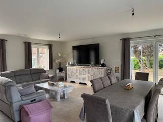 Vrijstaande woning op 2.000 m² met lange oprijlaan in landelijke omgeving te ZwevegemDeze vrijstaande woning is rustig gelegen in het landelijke...