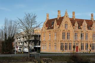 Na jaren van leegstand kreeg het hoekgebouw langs de Sint-Pieterskaai intussen een nieuw leven. Wat ooit het vertrouwde politiecommissariaat was, werd intussen omgevormd tot een uniek woonproject dat geschiedenis en modern wooncomfort op harmonieuze wijze samenbrengt. In dit karaktervolle pand worden 6 stijlvolle appartementen en 3 aantrekkelijke handelsruimtes gerealiseerd, elk met een eigen indeling en uitstraling. De appartementen zijn ontworpen met respect voor het verleden en worden afgewerkt met hoogwaardige materialen die de authentieke sfeer van het gebouw versterken. De appartementen beschikken over een ruim privaat terras met diverse zichten en oriëntaties. In de ondergrondse parkeergarage, te bereiken met autolift, bevinden zich parkeerplaatsen en kelderbergingen.<br /><br /><strong>Enkele troeven van dit appartement:</strong>
<ul>
<li>Energiezuinig met 100% korting gedurende 5 jaar op de onroerende voorheffing; </li>
<li>2 ruime slaapkamers waarvan één met dressingruimte;</li>
<li>Badkamer met douche, bad en dubbele lavabo;</li>
<li>Ruim terras van maar liefst 29,10 m²;</li>
<li>Volledig afgewerkt en geschilderd;</li>
<li>2% registratierechten mogelijk onder voorwaarden.</li>
</ul>
<br />Op zoek naar een woonst met ziel dat zowel historiek als toekomst ademt?<br />Dan nodigen we u van harte uit om de mogelijkheden te ontdekken en een afspraak in te plannen.<br />Voor meer informatie verwijzen wij u graag door naar de website van Residentie De Gendarmerie.