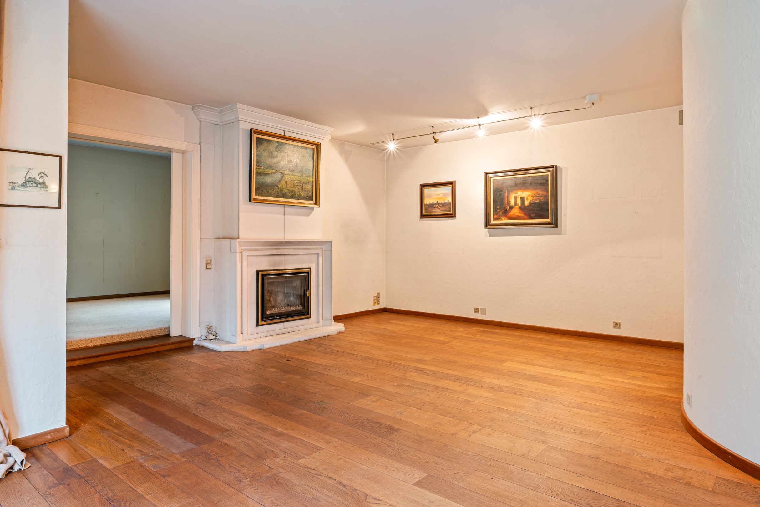 Timeless villa with sunny garden and large detached garage on 29 acres - photo 5