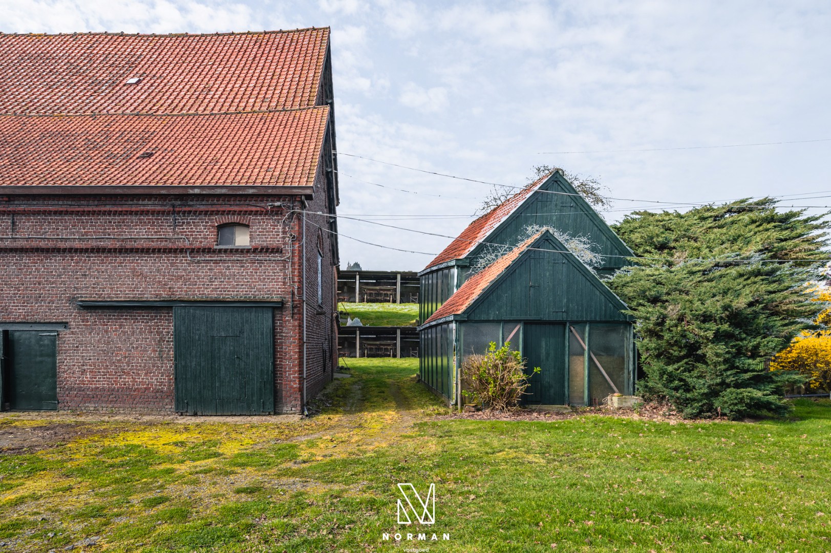Unieke erfgoedhoeve met dreef, bijgebouwen en landelijke vergezichten - foto 4