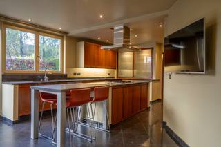 Deze doordacht ontworpen, gelijkvloerse villa combineert wonen en werken op een unieke en inspirerende manier. Gelegen op een ruim perceel van...