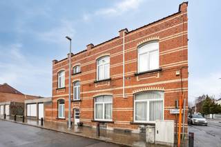 immo DAVID stelt voor: charmante en instapklare woning op topligging <br /><br />Op zoek naar een woning met een uitstekende bereikbaarheid? Dan is deze volledig gerenoveerde woning uit 2017 precies wat u zoekt! Dankzij het gunstige EPC-label C geldt bovendien géén renovatieverplichting.<br /><br />U wordt verwelkomd in een lichtrijke leefruimte van 31m² met grote raampartijen en airconditioning, perfect gecombineerd met de open, volledig uitgeruste keuken. Op het gelijkvloers vindt u verder een apart gastentoilet, een ruime badkamer van 16 m² met dubbele lavabo, inloopdouche en ligbad, én een praktische berging.<br /><br />Op de eerste verdieping bevinden zich drie volwaardige slaapkamers van 19 m², 13 m² en 10 m², aangevuld met een apart toilet.<br /><br />De grootste troef van deze woning is zonder twijfel de uitstekende ligging: tussen Zellik en Sint-Agatha-Berchem, vlakbij het treinstation van Sint-Agatha-Berchem en met een vlotte verbinding via tram- en buslijnen R10, R14 en 213 richting Brussel en de Ring. Bovendien bevinden winkels, scholen, UZ Jette, de fietsostrade en diverse sport- en ontspanningsfaciliteiten zich op wandel- en fietsafstand.<br /><br />Daarnaast beschikt de woning over een ruime kelder van 37 m² die momenteel ingericht is als studio. Ideaal als kangoeroewoning, praktijkruimte, hobbyruimte of voor een zelfstandige activiteit.<br /><br />Mis deze unieke kans niet en plan snel uw bezoek!