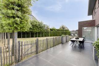 Uw droomhuis in Haasdonk: Luxe, Comfort & Technologie wachten op U!Stap binnen in een oase van rust en stijl. De ruime leefruimte heeft een...