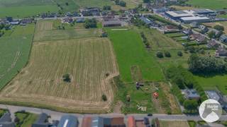 <p>STEENHUIZE - WIJNHUIZE - Ruime bouwgrond met achterliggende weide van 4.238 m² in landelijk Steenhuize-Wijnhuize<br /><br />Deze uitzonderlijke bouwgrond met achterliggende weide (lot 1B) heeft een totale oppervlakte van maar liefst 42a 38ca en is gelegen in het rustige en landelijke Steenhuize-Wijnhuize. <br /><br />De grond is vlak gelegen en beschikt over een straatbreedte van 16,60 meter (loten 6 en 6A volgens het bijgevoegde plan). Als laatste bouwperceel aan deze zijde van de straat geniet u van een blijvend open en landelijk uitzicht, zowel achteraan als langs de zijkant van de toekomstige woning.<br /><br />Het perceel is deels gelegen in woongebied met landelijk karakter en deels in agrarisch gebied, wat zorgt voor een groene en rustige omgeving met tal van mogelijkheden.<br /><br />Bent u op zoek naar de ideale locatie voor het realiseren van uw droomwoning? Of wenst u een ruime bouwgrond voor een open bebouwing met een prachtig uitzicht en voldoende ruimte voor het houden van dieren of paarden? Dan is dit perceel absoluut een bezoek waard.<br /><br />Gronden van deze omvang en met dergelijke ligging zijn uiterst zeldzaam op de markt. Wacht niet te lang en ontdek zelf de vele troeven van dit unieke aanbod.<br /><br />Voor meer info of bouwvoorschriften 053/60.65.60.<br /><br />Belangrijkste bouwvoorschriften:<br />- Voorbouwlijn op ca. 13 m achter de voorste perceelgrens<br />- Max. voorgevelbreedte: 10,60 m, met een bouwvrije strook van 3 m langs beide zijden<br /><br />Afwerking mogelijk met:<br />- Hellend dak (max. 45° helling, kroonlijsthoogte max. 6,60 m)<br />- Plat dak (max. hoogte 6,6 m)<br /><br />Maximale bouwdiepte:<br />- Gelijkvloers: 15 m<br />- Verdieping: 12 m</p>