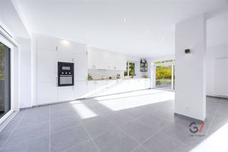 <p><strong>Instapklare parel te koop in Rotselaar, met zicht op de Dijle</strong></p><p>Ben je op zoek naar een woning waar je zó in kunt trekken, zonder verbouwingen of kluswerk? Deze volledig gerenoveerde woning werd met hoogwaardige materialen en oog voor detail vernieuwd – alles is tot in de puntjes afgewerkt. Je hoeft enkel nog te verhuizen en te genieten!</p><p>De woning combineert een moderne, frisse look met een warme en gezellige sfeer. De lichtrijke leefruimte vormt het hart van het huis, met een open keuken die uitnodigt tot koken, tafelen en samenzijn. Daarnaast beschikt de woning over drie ruime slaapkamers én een multifunctionele ruimte die perfect kan dienen als extra slaapkamer, bureau of praktijkruimte – ideaal voor wie thuis wil werken of gasten comfortabel wil ontvangen.</p><p>Vanop de twee terrassen geniet je de hele dag door van zon en van het prachtige uitzicht op de Dijle. Een ideale plek om te ontspannen na een drukke dag of om vrienden te ontvangen.</p><p>Deze woning is dé perfecte keuze voor wie op zoek is naar een instapklare thuis zonder zorgen.<br />Contacteer vandaag nog Kim van Gilles Vastgoed (0479/715 587) en plan jouw bezoek – ontdek zelf hoe heerlijk wonen het hier is.</p>