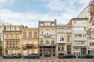 <p>Wonen met charme, klasse en een vleugje grandeur</p><p>Een gebouw dat niet alleen gezien mag worden, maar ook één met een architecturale air. Hier ademt de gevel art nouveau, kom je binnen in een authentieke hal, heb je hoge plafonds. Een woning met geschiedenis en een verhaal, en dit in een modern jasje.</p><p>Welkom in de geliefde Markgravewijk, een levendige buurt met standing waar architecturale parels, het stadsleven en de rust hand in hand gaan. Parken zijn hier om de hoek, het hipste restaurant van 2025, Cobrahouse is je nieuwe go to en één van de beste bakkers in Antwerpen, Domestic, ligt op wandelafstand. Dit in combinatie met een top bereikbaarheid is een match made in heaven.</p><p>Waarom je hier wil wonen<br />•    Elegante architectuur en volledig gerenoveerd gebouw (ontworpen door Jules Dries, 1910)<br />•    Veel lichtinval en prachtige hoge plafonds<br />•    Terras en balkon met zicht op het park<br />•    Twee volwaardige slaapkamers met een aangenaam ruimtegevoel<br />•    Centrale ligging<br />•    Instapklaar</p><p>Op de gelijkvloerse verdieping van het gebouw vinden we het appartement met 2 slaapkamers en tuin. Een mooie leefruimte met toegang naar de open keuken en eetkamer. De eetkamer ligt in het verlengde van de leefruimte en kan je afscheiden met de dubbele deur. Een open keuken, voorzien van alle toestellen (Miele – Samsung) en eiland, met toegang naar het terras aan de achterzijde met zicht op groen. In de nachthal is er een gastentoilet en berging met aansluiting voor wastoestel en droogkast.</p><p>De masterbedroom heeft een naastgelegen badkamer. De 2de kamer ligt aan de voorzijde van het appartement en is perfect als hobbykamer, gastenkamer of bureau.<br />Interesse? Wacht niet te lang en maak je afspraak via www.sinjoor.be of 03 283 05 00.<span><span></span></span></p>