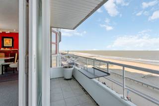 Fenomenaal woonappartement met een uitzonderlijke brede voorgevel (meer dan 7m) en een magnifiek zicht op zee en de Pier van Blankenberge.De talrijke...