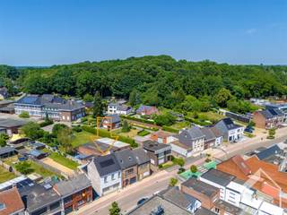 <p>BEAUTIFULLY RENOVATED HOME IN BEERZEL</p><p>Welcome to this excellently maintained home located in Beerzel, an ideal choice for families seeking comfort and modern amenities. This attractive property combines classic charm with contemporary comfort and offers everything you need for a pleasant living experience.</p><p>LAYOUT<br />- Ground floor: living room - home office - kitchen - bathroom - covered patio<br />- First floor: 3 bedrooms</p><p>OUTDOOR SPACE<br />- garage<br />- additional storage spaces<br />- garden</p><p>Additional highlights:<br />- solar panels<br />- air conditioning in the living room, kitchen, and 2 bedrooms (also provides heating)<br />- renovated starting in 2012<br />- well-maintained<br />- centrally located<br />- potential for expansion (= attic)</p><p>Viewings by appointment only.</p>