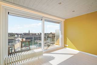 Vernieuwd appartement met 2 kamers en een zonnig terras, mooi gelegen aan de jachthaven van Zeebrugge. Vanuit het appartement kunt u genieten van een heerlijk uitzicht over het water en de aangemeerde zeilboten. Bovendien is de oriëntatie volledig zuidgericht waardoor u naast het mooi uitzicht ook kunt genieten van de zon. Een enorme troef van deze locatie.<br /><br />Het appartement werd grotendeels vernieuwd met o.a. een nieuw schuifraam, een nieuwe badkamer, een nieuwe open keuken, etc. …<br />De elektriciteit is volledig conform en het energielabel is goed (C).<br /><br />Indeling: grote leefruimte met een volledig ingerichte open keuken en een groot schuifraam met toegang naar het terras. Op de hall een apart toilet en een aparte berging. Verder nog een grote slaapkamer, een kleinere kamer (ideaal voor een stapelbed, of als dressing) en een mooie badkamer met inloopdouche. Klein terrasje aan de achterzijde.<br /><br />Meer informatie of een vrijblijvend bezoek?<br />Contacteer Sacha Vanrafelghem op GSM 0487/43.79.10.