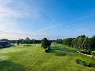Of u nu gepassioneerd golfer bent of op zoek bent naar kwaliteit en rust, in deze ruime duplex penthouse (193m²) kan u in ieder geval genieten van een adembenemend zicht op de prachtige natuur en de Golf van Brasschaat. Ondanks de rustige ligging in een residentieel gebouw, combineert u toch de luxe van alle voorzieningen in de directe nabijheid in het bruisende centrum van Brasschaat. Plan uw afspraak in en kom uw droomappartement en de mogelijkheden ontdekken.<br /><br />Indeling appartement:<br />Via de lift bereiken we het appartement op de derde verdieping en wordt u verwelkomd in een royale inkomhal met vestiaire en gastentoilet. Deze brengt u naar de ruime en lichte leefruimte op parketvloer, waar de grote schuiframen zorgen voor veel natuurlijke lichtinval en een subliem verzicht over de golfbaan. Op het ruime en halfoverdekte terras kan u heerlijk genieten. De keuken met eethoek is uitgerust met veel kastberging en toestellen. Aansluitend aan de keuken is er een eetkamer op tegelvloer. Ter hoogte van de inkomhal is er nog een handige berging met voorzieningen voor wasmachine en droogkast. Via een elegante draaitrap bereiken we de nachthal op de hoger gelegen verdieping. Hier bevinden zich twee ruime slaapkamers (24m² - 12m²). De master bedroom heeft een ensuite dressing en een terras. De luxe badkamer is voorzien van een ligbad, een inloopdouche, dubbele lavabo en een handoekendroger. De tweede slaapkamer heeft een ensuite douchekamer met badkamermeubel. <br />Verder treffen we in de parkeerkelder een garagebox en op de parking voor het gebouw 2 buitenstaanplaatsen. De garagebox en/of staanplaatsen zijn optioneel bij te kopen.<br /><br />Bijzonderheden:<br />- Ruim penthouse met 2 slaapkamers en 2 badkamers<br />- Adembenemend natuurlijk uitzicht<br />- In nabijheid van het bruisende centrum<br />- Garagebox optioneel aan te kopen aan € 35.000,-<br />- 2 Buitenstaanplaatsen optioneel aan te kopen aan € 12.500, - per stuk<br />- B-label<br /><br />Overtuig uzelf van de charme, de ruimtes en de prachtige omgeving tijdens een bezoek ter plaatse!