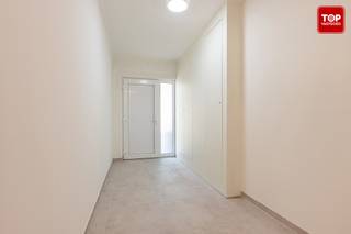 Volledig gerenoveerd gelijkvloers appartement met 1 slaapkamer en tuin, gunstig gelegen nabij winkels, openbaar vervoer en scholen. <br /><br />Dit appartement werd volledig vernieuwd met kwalitatieve materialen en een hedendaagse afwerking, waardoor het onmiddellijk instapklaar is.<br /><br />Alle technieken, leidingen, elektriciteit, vloeren, keuken en sanitaire voorzieningen werden volledig vernieuwd. <br /><br />De lichtrijke leefruimte sluit naadloos aan op de moderne open keuken en creëert een aangename en eigentijdse woonomgeving. <br /><br />De ruime slaapkamer beschikt over een geïntegreerde badkamer, wat zorgt voor een praktische indeling en optimaal wooncomfort.<br /><br />Aansluitend beschikt het appartement over een aangename tuin waar u kunt genieten van rust en buitenruimte.<br /><br />Dankzij de doorgedreven renovatie en de aanwezigheid van een warmtepomp behaalt het appartement een gunstig EPC B-label, wat garant staat voor energiezuinig en toekomstgericht wonen.<br /><br />De verkoop gebeurt onder registratierechten en niet onder het btw-stelsel.<br /><br />Mogelijkheid tot aankoop van een garage.<br /><br />Bel top Vastgoed voor een bezoek op 0475 700 700
