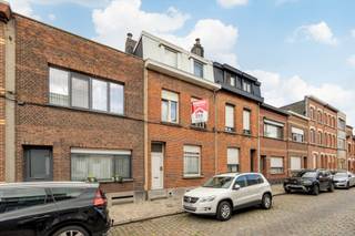 In een rustige straat in het hart van Wilrijk vind je deze ruime woning met vier slaapkamers, kelder en gezellige stadstuin terug. Een huis...