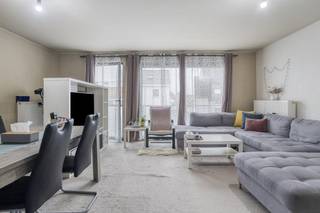 Au 2ème étage, nous trouvons cet appartement prêt à emménager avec 2 chambres. Ici, vous pouvez profiter d'un emplacement extrêmement stratégique à proximité de toutes les installations nécessaires. Les principaux axes routiers, les commerces, le centre de Bruges et les transports en commun sont accessibles à pied. Il existe également un garage annexe qui doit être acheté séparément (30 000€).Disposition :- Entrée spacieuse- Vaste espace de vie suivi d'une cuisine ouverte- Local de rangement/buanderie- Salle de bain composée d'un lavabo et d'une douche- WC séparés- Chambre 1 - Chambre 2 Supplémentaire :- Le garage d'accompagnement doit être acheté séparément (30 000€)- L'appartement est actuellement loué