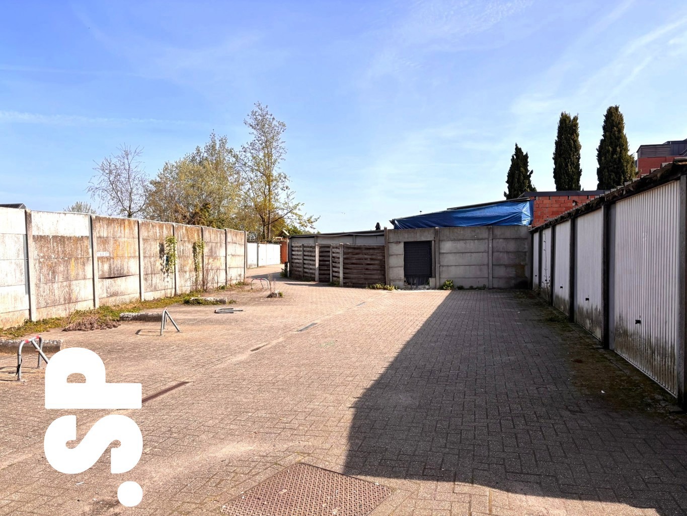 Afgesloten garage met witte kantelpoort gelegen nabij het centrum van Geel. - foto 5