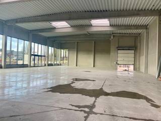 Te huur – Professionele hal met vitrine – GemblouxIdeaal gelegen aan de Chaussée de Tirlemont in Gembloux, vlak bij belangrijke invalswegen en...