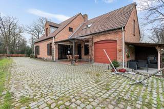 Vrijstaande en riante gezinswoning op een perceel van 846m², rustig en centraal gelegen met in de nabijheid alle nodige voorzieningen...