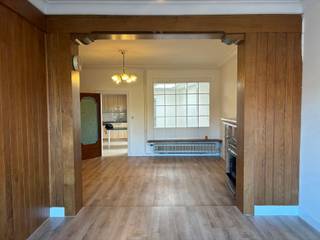 <strong>Charmante gerenoveerde woning met 4 slaapkamers en garage.<br /></strong><br />Deze gesloten woning in het dorp Oosthoven, Oud-Turnhout, biedt comfort na een volledige renovatie. Bij binnenkomst via de hal komt u meteen in de ruime woonkamer terecht.<br /><br />De keuken is voorzien van alle toestellen (oven, microgolf, kookplaat en koelkast). Beneden is de badkamer voorzien, deze beschikt over een inloopdouche en dubbele lavabo. Hiernaast is er een ruimte aanwezig die gebruikt kan worden als berging en voor het plaatsen van de wasmachine en droogkast. <br /><br />Op de bovenverdieping bevinden zich drie slaapkamers, die elk voldoende ruimte en lichtinval bieden. De tweede verdieping biedt nog een extra ruimte die kan dienen als vierde slaapkamer of voor andere doeleinden, zoals een kantoor of hobbyruimte. Verder is er een apart toilet voorzien op het gelijkvloers en op de eerste verdieping.<br /><br />Achteraan het gebouw is er een afgesloten garage. Via de achterkant kan u de woning ook betreden. <br /><br />Bijzonderheden:<br />- EPC: 173 kWh/m²<br />- Afgesloten garage<br />- Beschikbaarheid: 1/05/2026