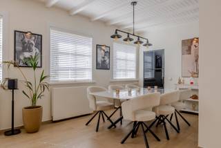 In het centrum van Wachtebeke – Lochristi bevindt zich deze instapklare halfopen woning, stijlvol ingericht in een gezellige “Long Island” sfeer. Dankzij de centrale ligging woon je op wandelafstand van winkels, scholen en alle voorzieningen, terwijl de volledig ommuurde binnentuin zorgt voor veel privacy en rust.<br /><br />Bij het binnenkomen word je verwelkomd in de inkomhal met praktische kastruimte. De lichtrijke leefruimte straalt warmte en karakter uit dankzij de grote raampartijen en het witte houten plafond. De moderne keuken werd volledig vernieuwd in 2021 en sluit mooi aan op de leefruimte. Verder is er nog een handige berging aanwezig.<br /><br />Op de verdieping bevinden zich twee ruime slaapkamers met praktische opbergruimte, een derde kleinere kamer en een smaakvolle vernieuwde badkamer.<br /><br />De gezellige binnentuin is bereikbaar via een automatische poort en biedt toegang tot de aparte garage. Dit maakt de woning bovendien interessant voor zelfstandige activiteiten of extra opslagmogelijkheden.<br /><br />De woning werd de afgelopen jaren gerenoveerd met onder andere vernieuwde ramen, elektrische installatie, 20 zonnepanelen en een thuisbatterij. Vooraan zijn de ramen voorzien van rolluiken. <br /><br />Het bezoekmoment gaat door op zaterdag 13 juni, uitsluitend op afspraak.<br /><br />Ben je op zoek naar een instapklare woning met karakter, moderne voorzieningen en een uitstekende ligging? Neem dan contact op via emre@devastgoedlink.be of 0456 65 05 26 en plan jouw bezoek in.