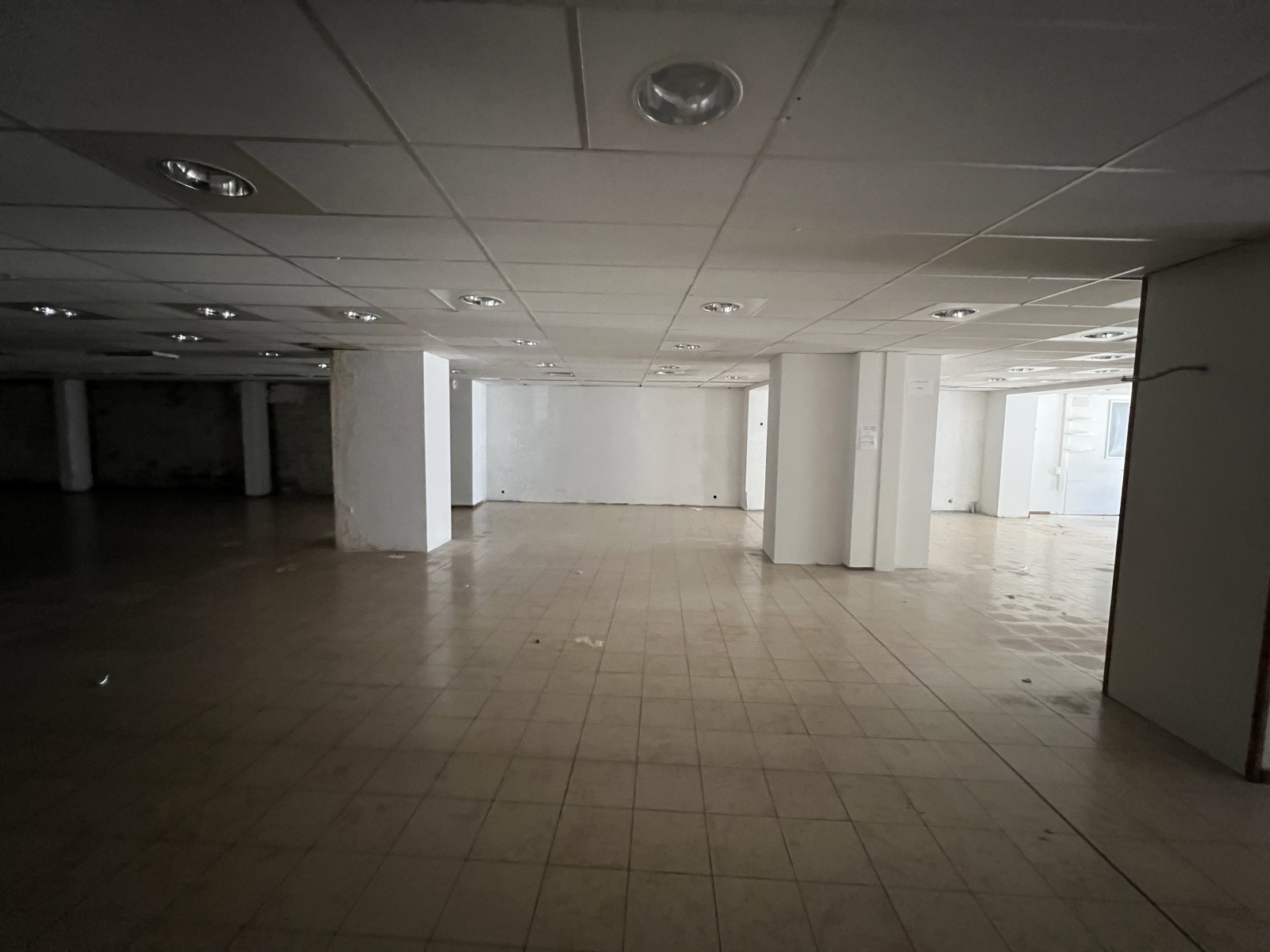 Opbrengsteigendom: Handelsgelijkvloers + 2 appartementen te koop te Bouge. - foto 4