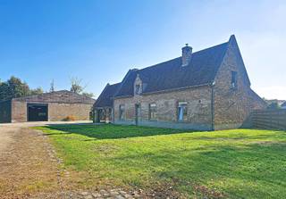 <p><span>Deze ruime villa met achterliggende loods is gelegen in een groene omgeving in Heusden. Hier woont u rustig en ruim, terwijl een vlotte bereikbaarheid behouden blijft.</span></p><p><span>De woonst kan betreden worden via de privatieve oprijlaan. De loods is maar liefst 800 m² groot en kan gebruikt worden voor landbouwactiviteiten, tuinaannemers, opslagplaats, etc.</span></p><p><span>De woning (190 m²) beschikt over een eet- en leefruimte van 42,75 m² met open zicht op de zuidgerichte tuin. Aansluitend bevindt zich de open keuken, uitgerust met een vitrokeramische kookplaat, dubbele spoelbak, dampkap, koelkast met vriesvak, oven en vaatwasser. Het gelijkvloers omvat verder een bureau van 9 m², slaapkamer van 13 m², ingerichte dressing van 5,5 m² en badkamer met ligbad, inloopdouche, wastafel en multifunctioneel toilet. </span></p><p><span>Op de verdieping bevinden zich nog twee ruime slaapkamers van respectievelijk 17 m² en 19 m² en een aparte douchekamer.</span></p><p><span>Verder is er een overdekte ruimte van 35 m² aansluitend aan de woning dat kan gebruikt worden als hobbyruimte, atelier, etc.</span></p><p><span> </span></p><p><span>Wenst u graag een afspraak? Contacteer het kantoor via 09/225.00.78</span></p><p><span> </span></p>