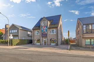 <p>Voor meer info of bezoek, bel 02/884.23.23 – <strong>Unieke opbrengsteigendom met topligging in het centrum van Vlezenbeek!</strong> Gelegen op het Gemeenteplein geniet dit pand van een <strong>uitstekende visibiliteit</strong> en een centrale ligging in een levendige omgeving met passage en parkeermogelijkheden in de buurt.</p><p>Het gebouw bestaat uit een <strong>commerciële handelsruimte op het gelijkvloers</strong>, ideaal voor winkel, kantoor of vrij beroep, aangevuld met <strong>twee appartementen</strong> op de verdiepingen met elk een garagebox. Hierdoor is dit pand bijzonder interessant voor investeerders die op zoek zijn naar een <strong>stabiele huuropbrengst</strong> of naar een combinatie van eigen gebruik en verhuur.</p><p>Dankzij de strategische ligging in het hart van Vlezenbeek, vlakbij winkels, horeca en verbindingswegen, biedt deze eigendom tal van mogelijkheden en een sterk potentieel op lange termijn. </p><p><strong>Troeven:</strong></p><ul><li><p>Topligging op het Gemeenteplein</p></li></ul><ul><li><p>Zeer goede zichtbaarheid en passage</p></li><li><p>Handelsruimte op het gelijkvloers</p></li><li><p>2 appartementen</p></li><li><p>Interessante investering met goed rendement</p></li><li><p>Veelzijdige gebruiksmogelijkheden</p></li></ul><p>Aarzel niet en contacteer ons vandaag nog voor meer informatie of een bezoek ter plaatse! Maatregelen opgenomen in het maatregelenregister: nee.</p>