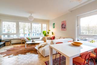 Zonnig hoek appartement met twee slaapkamers.<br /><br />Op zaterdag of zondag genieten van de gezellige marktsfeer, een terrasje doen op het theaterplein of vlot de aansluiting naar de autostrade nemen deze locatie heeft het allemaal te bieden.<br /><br />Het appartement zelf heeft een ruime leefruimte met veel lichtinval en een groen uitzicht, een uitgeruste keuken, twee slaapkamers en een badkamer met ruime inloopdouche.<br />Tot slot is er een gezellig terras waar je van de laatste zonnestralen van de dag kan genieten!<br /><br />De maandelijkse lasten bedragen: 180 euro inclusief verwarming en water.<br /><br />EPC= 250kWh