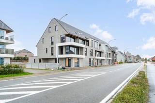 Kwalitatief wonen in Zedelgem!<br /><br />Ontdek de prachtige nieuwbouwappartementen in Residentie Cyriel.<br /><br />16 ruime, lichtrijke nieuwbouwappartementen waarvan de bereikbaarheid, duurzaamheid en de rust grote troeven zijn. Tevens worden er 25 ondergrondse autostaanplaatsen en privatieve bergingen voorzien.<br /><br />Locatie:<br />De residentie wordt opgetrokken op de Leeuw te Zedelgem, waar de voornaamste winkels op wandel– of fietsafstand te vinden zijn. Dankzij de ruime gemeenschappelijke tuin, privatieve tuinen of ruime terrassen geniet u van de rust en natuur, alsook van een bruisende leefomgeving met alle voorzieningen vlakbij. Tevens situeren de appartementen zich vlakbij de op – en afrit van de E40 en E403. Een wandeling aan zee of het historisch stadscentrum van Brugge is dus nooit veraf!<br /><br />Duurzaamheid:<br />De residentie wordt opgetrokken uit duurzame materialen en geniet een hoogstaande afwerking. Er wordt gekozen voor moderne materialen en er wordt een E-peil van <30 nagestreefd. In elke entiteit wordt gewerkt met warmtepomptechnologie, vloerverwarming met koeling (voor het hele jaar een aangenaam binnenklimaat). <br />Elk appartement kan worden afgewerkt naar eigen smaak, en er is een ruime keuze voorzien naar materiaalkeuze. De koper wordt steeds persoonlijk begeleid doorheen alle keuzemogelijkheden. Lastenboek ter inzage op kantoor.<br /><br />Rust:<br />Elk appartement wordt gekenmerkt door veel licht en ruimte, en de toegankelijkheid naar groen. De gemeenschappelijke tuin achteraan, rechtstreeks bereikbaar vanuit het gebouw, is voor alle bewoners toegankelijk en betekent een absolute meerwaarde. Een oase van rust voor elke bewoner.<br /><br />Voor meer info, maak een afspraak op kantoor : 0470 50 50 50 of info@futurimmo.be.