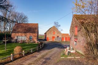 Mooi gelegen hoeve voor residentieel gebruik te koop te Torhout (Wijnendaele).De hoeve heeft toegang via de Sparappelstraat en ligt onmiddellijk...