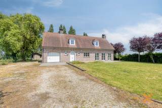 LANDELIJK GELEGEN VILLA MET GROTE TUIN - Deze charmante, ruime landelijke gezinswoning is gelegen tussen de uitgestrekte velden te Nevele-Deinze. Woning bestaande uit: Gelijkvloers: inkomhal/traphal, gastentoilet, vestiairehoek, bureau, lichtrijke woonkamer (L-vorm), keuken met plaats voor ontbijttafel, wasplaats/berging, ruime garage met achterinkom. 1e verdieping: nachthal, 3 grote slaapkamers (11 – 18 – 22,8 m2), badkamer (lavabomeubel, ligbad met douchewand, toilet). Grote tuin met tuinhuis, oprit met plaats voor verschillende wagens, GEEN BUREN – LANDBOUWGRONDEN RONDOM!! ABSOLUTE TOPWONING!! Bezoek enkel op afspraak met Immo-X via email.