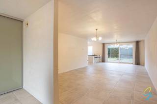 <p><strong>Moderne en energiezuinige woning in Geraardsbergen – Steenbakkerij 36</strong></p>
<p>In een rustige en aangename woonomgeving in Geraardsbergen bevindt zich deze recente, instapklare woning uit <strong>2016</strong>. De woning combineert hedendaags wooncomfort met een strak, modern design en een uitstekende energieprestatie (<strong>E-peil 15</strong>).</p>
<p>Op het <strong>gelijkvloers</strong> geniet u van een comfortabele <strong>vloerverwarming</strong>, wat zorgt voor een aangename en gelijkmatige warmte. De leefruimtes zijn licht en praktisch ingedeeld, ideaal voor hedendaags gezinsleven. Op de <strong>eerste verdieping (V1)</strong> zijn er 4 slaapkamers voorzien van <strong>radiatoren</strong>, wat bijdraagt aan een efficiënte en flexibele verwarming per ruimte.</p>
<p>Dankzij het lage E-peil is deze woning niet alleen comfortabel, maar ook <strong>uiterst energiezuinig</strong>, wat resulteert in lagere energiekosten en een duurzame investering voor de toekomst.</p>
<p>De woning is gelegen in een rustige straat, met vlotte verbindingen naar het centrum van Geraardsbergen, scholen, winkels en andere voorzieningen.</p>
<p><strong>Troeven op een rij:</strong></p>
<ul>
<li>
<p>Bouwjaar <strong>2016</strong></p>
</li>
<li>
<p><strong>E-peil 15</strong></p>
</li>
<li>
<p>Vloerverwarming op het gelijkvloers</p>
</li>
<li>
<p>Radiatoren op de eerste verdieping</p>
</li>
<li>
<p>Moderne architectuur</p>
</li>
<li>
<p>Rustige en kindvriendelijke ligging</p>
</li>
<li>
<p>Ventilatie type D</p>
</li>
<li>14 Zonnepanelen</li>
</ul>
<p>Bent u op zoek naar een recente, energiezuinige woning in Geraardsbergen waar comfort en kwaliteit centraal staan? Dan is <strong>Steenbakkerij 36</strong> zeker een bezoek waard.</p>